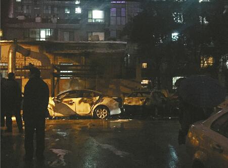 棋盘小区看车棚起火4辆汽车被引燃 消防车被堵延误扑救