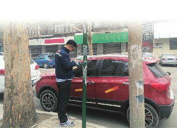 济南史上最严停车令 巡检员6天贴出45张停车提示单