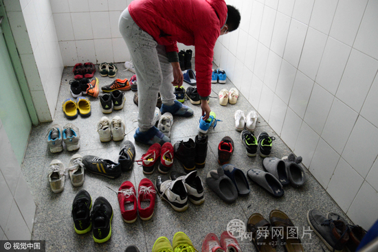 青岛:大学生放假前打扫卫生 鞋子摆满楼道