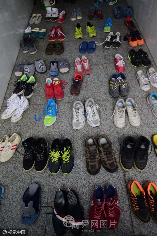 青岛:大学生放假前打扫卫生 鞋子摆满楼道