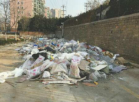 30米长垃圾堆离居民楼不足10米 山景御园物业:会尽快处理