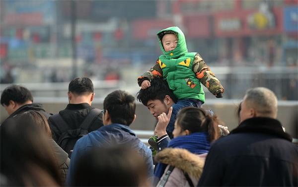 春运大潮周五开启：武警持枪广场巡控 确保乘客安全
