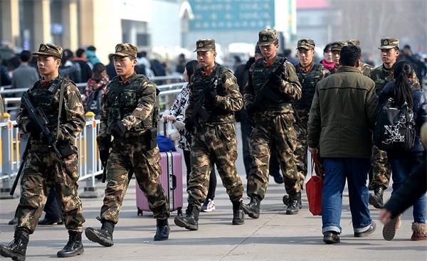 春运大潮周五开启：武警持枪广场巡控 确保乘客安全