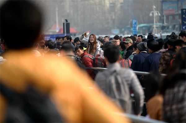 春运大潮周五开启：武警持枪广场巡控 确保乘客安全