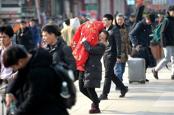 春运大潮周五开启：武警持枪广场巡控 确保乘客安全