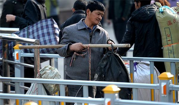 春运大潮周五开启：武警持枪广场巡控 确保乘客安全