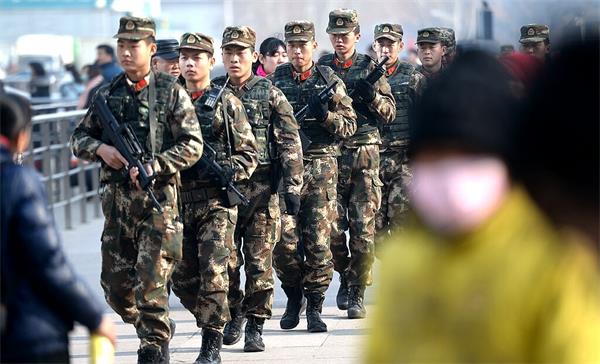 春运大潮周五开启：武警持枪广场巡控 确保乘客安全