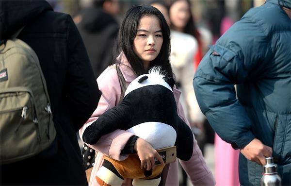 济南高校女生返乡毛绒玩具成旅伴 抱着取暖枕着睡觉