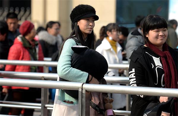 济南高校女生返乡毛绒玩具成旅伴 抱着取暖枕着睡觉