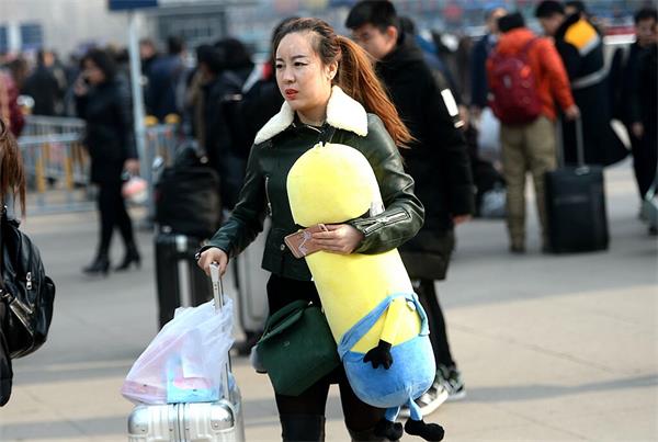 济南高校女生返乡毛绒玩具成旅伴 抱着取暖枕着睡觉