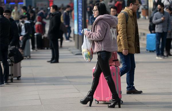 济南90后新生代的回家路：或衣着光鲜 或韩范十足