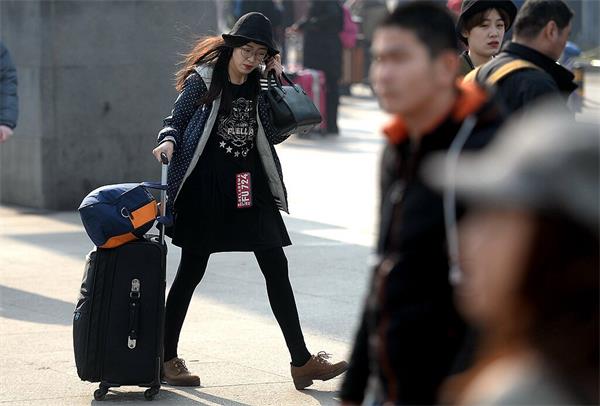 济南90后新生代的回家路：或衣着光鲜 或韩范十足