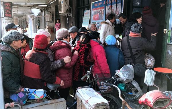 济南众多老人排起长队做免费理疗 称对21种疾病有效果