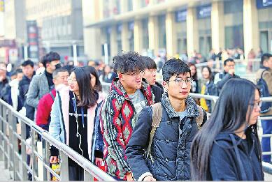 驻济高校陆续放假 济南火车站迎来学生客流高峰