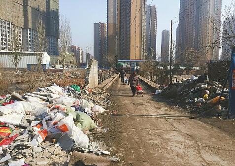 济南大辛河中段与康虹路西延线交会处垃圾堆占路百余天
