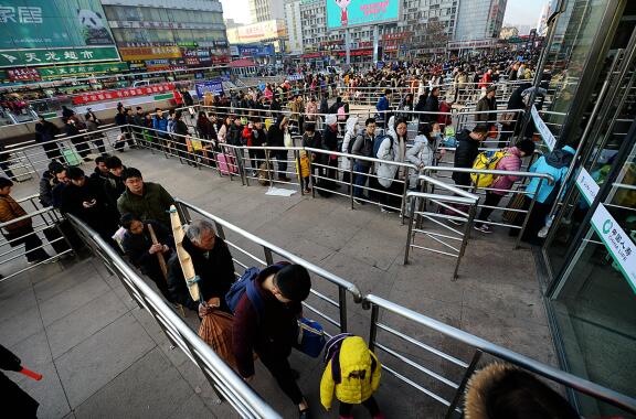 春运大潮开启第一天有多挤 济南火车站进站排队一刻钟