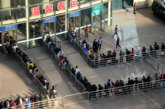 春运大潮开启第一天有多挤 济南火车站进站排队一刻钟