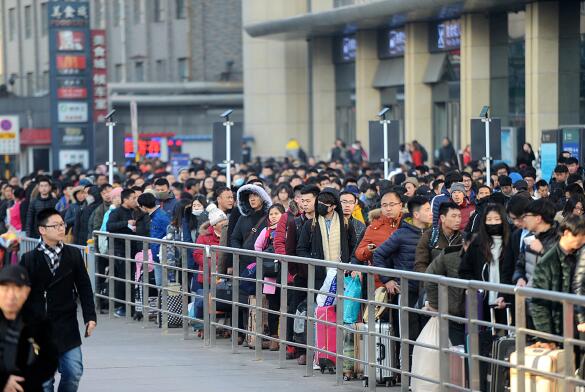 春运大潮开启第一天有多挤 济南火车站进站排队一刻钟