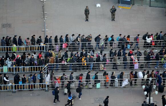 春运大潮开启第一天有多挤 济南火车站进站排队一刻钟