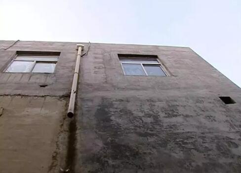 济南天桥区一女子坠楼却拒绝抢救 房间搜出吸毒工具