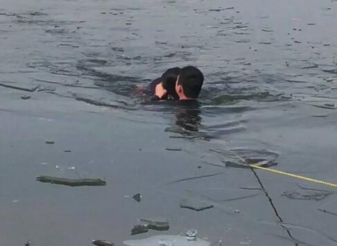 ����Ӫ�ȣ�Ů��Ϋ����ˮ ���90������սʿ���Ʊ����ˡ�