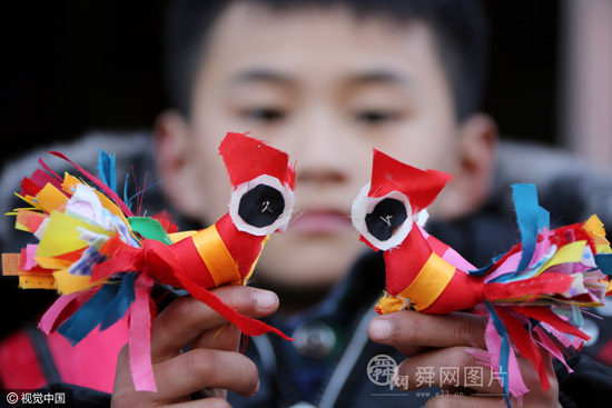 山东枣庄：手工艺人巧手做“春鸡”迎鸡年