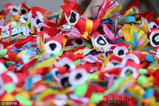 山东枣庄：手工艺人巧手做“春鸡”迎鸡年