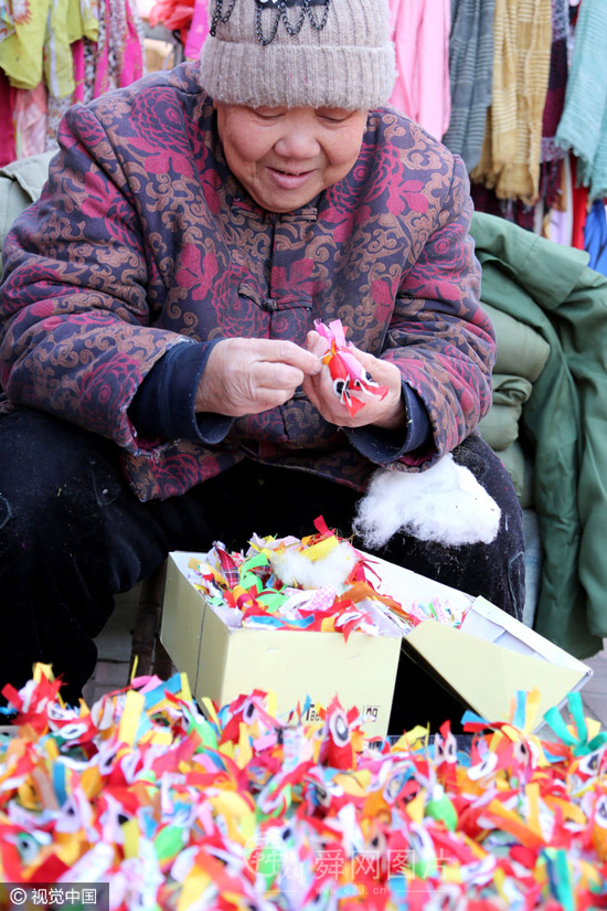 山东枣庄：手工艺人巧手做“春鸡”迎鸡年