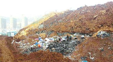 舜华南路南延长线周边：多个土堆“顶风裸奔” 是谁这么明目张胆？