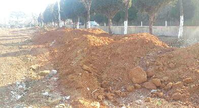 济南327省道商家东站牌西侧 车过扬尘“随风起舞”