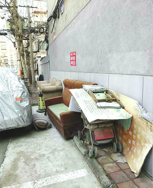 联四路臧家屯小区 废旧家具摆两旁道路几成“废品站”