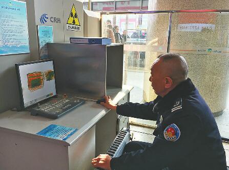 火车站值机员：根据显示颜色和经验须迅速判断是否有违禁品