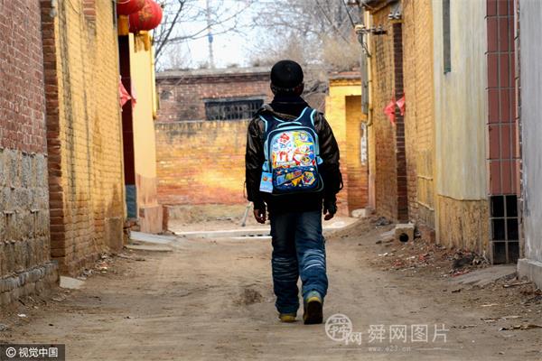 山东：坚强男孩的寒假 与狗为伴最想拥有一双新鞋