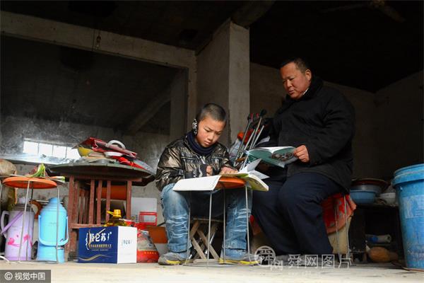 山东：坚强男孩的寒假 与狗为伴最想拥有一双新鞋