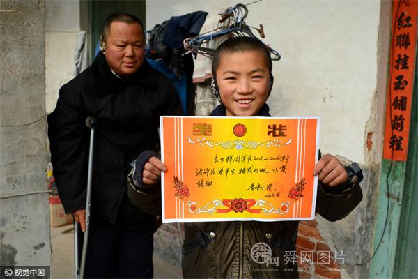 山东：坚强男孩的寒假 与狗为伴最想拥有一双新鞋