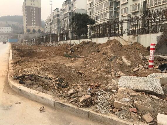 渣土堆积数百米 济南铁路南苑小区绿化带变渣土带 