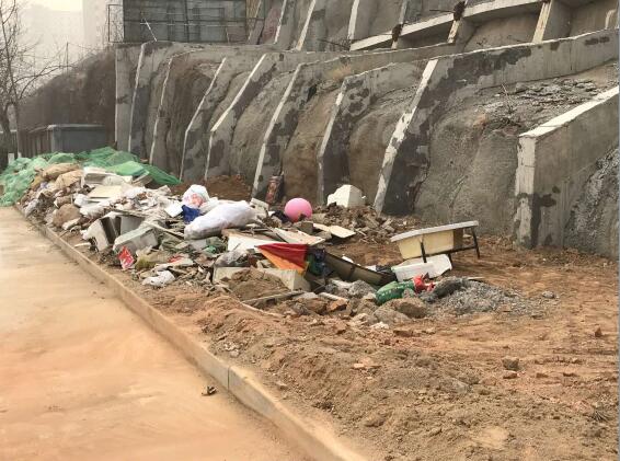 渣土堆积数百米 济南铁路南苑小区绿化带变渣土带 