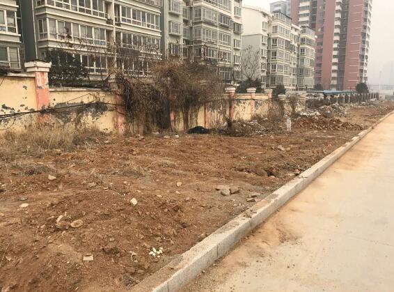 渣土堆积数百米 济南铁路南苑小区绿化带变渣土带 
