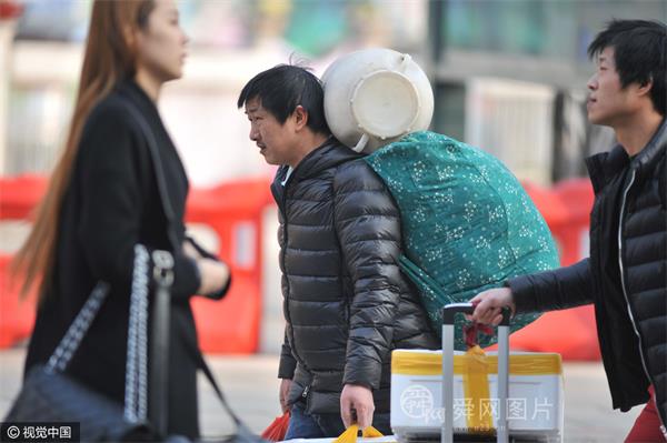 青岛：春运路上众生相 中国亿万家庭的回归