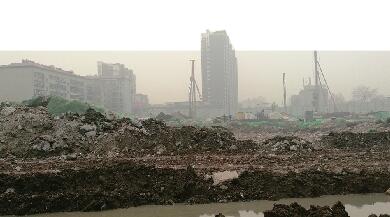 历山路北段一工地问题：垃圾裸露施工扬尘