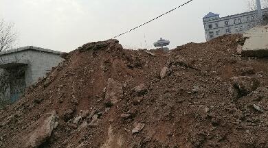 党杨路凤栖苑东侧问题：建筑垃圾裸露存放