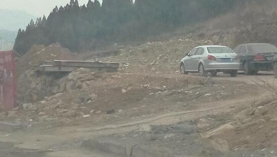 啄木鸟在行动：二环东路一空地渣土裸露未覆盖