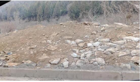 啄木鸟在行动：二环东路一空地渣土裸露未覆盖