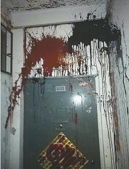 丈夫欠70万躲债妻女家门口频遭泼粪 警方：属经济纠纷