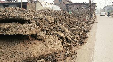 济南张马屯小学西侧大量建筑垃圾裸露