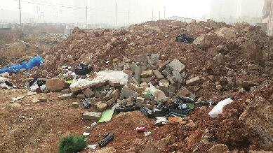 龙奥北路东段扬尘明显 附近扬尘明显污染环境