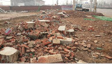 凤凰路南段建筑垃圾仍未覆盖 大量建筑垃圾裸露破坏环境