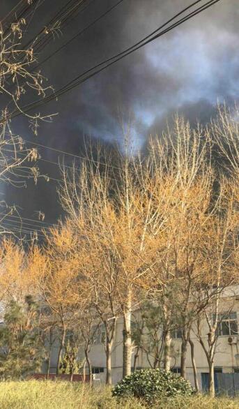 突发！蓝翔路一园区着火疑似卢庄工业园 现场浓烟滚滚