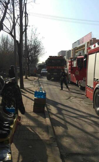 突发！蓝翔路一园区着火疑似卢庄工业园 现场浓烟滚滚