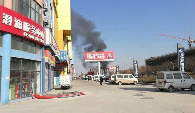 突发！蓝翔路一园区着火疑似卢庄工业园 现场浓烟滚滚
